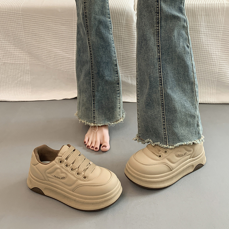 Populaarsed valged kingad naistele 2025. aasta kevadel uued platvormiga paksu tallaga mitmekülgsed vabaaja sporditossud, mis tõstavad kõrgust leivakõrguse kingadena