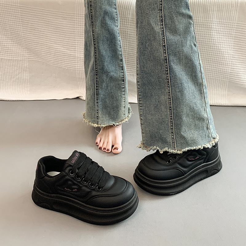 Populaarsed valged kingad naistele 2025. aasta kevadel uued platvormiga paksu tallaga mitmekülgsed vabaaja sporditossud, mis tõstavad kõrgust leivakõrguse kingadena