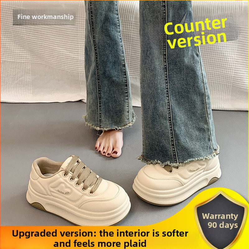 Populaarsed valged kingad naistele 2025. aasta kevadel uued platvormiga paksu tallaga mitmekülgsed vabaaja sporditossud, mis tõstavad kõrgust leivakõrguse kingadena