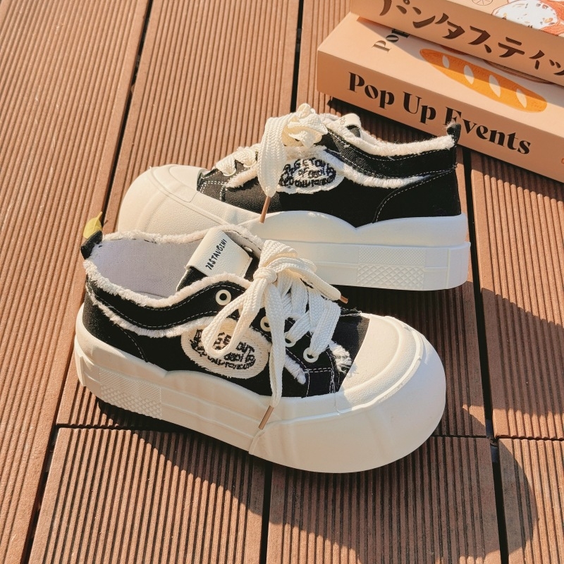 Platforminiai sportbačiai smulkioms moterims, 2025 m. nauji korėjietiško stiliaus ūgį didinantys studentiški balti bateliai, mieli ir keisti laisvalaikio sportiniai bateliai