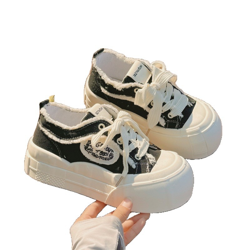 Platforminiai sportbačiai smulkioms moterims, 2025 m. nauji korėjietiško stiliaus ūgį didinantys studentiški balti bateliai, mieli ir keisti laisvalaikio sportiniai bateliai