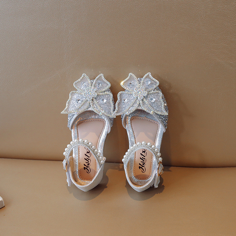 Tüdrukute printsessikingad 2025. aasta suvised uued moodsed pehme tallaga kristall-teemantlibu sandaalid beebidele, moodsad väikesed nahast kingad