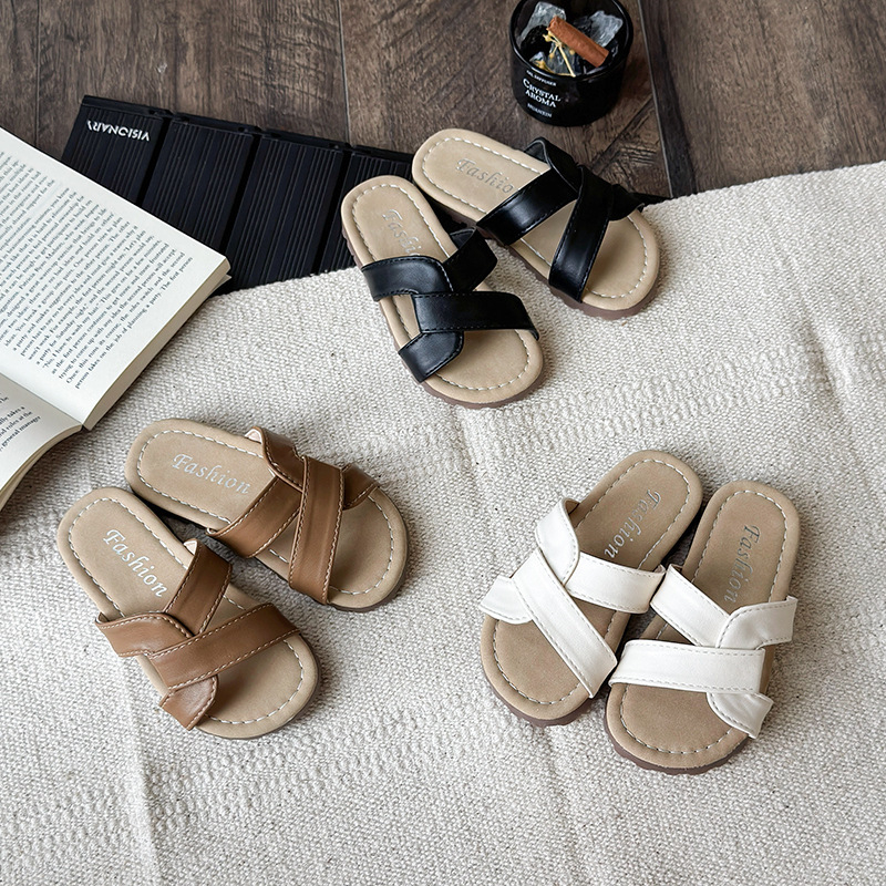 Mergaičių šlepetės su kryžminiais dirželiais, skirtos viršutiniams drabužiams, 2025 m. vasaros nauji prancūziško retro stiliaus laisvalaikio plokščiapadžiai paplūdimio neslystantys sandalai