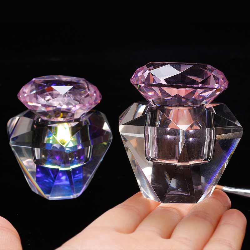 Aukštos klasės deimantinių nagų dailės krištolo puodelis. Išskirtinis didelio pralaidumo deimantinių magiškų krištolo skystų rašiklių plovimo puodelis. Papuošalų laikymas.