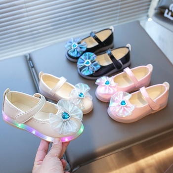 Tüdrukute printsessikingad 2025. aasta kevadel uued välklambiga helendava lipsuga rhinestones väikese tüdruku kingad ruudukujulise suuga väikesed nahast kingad