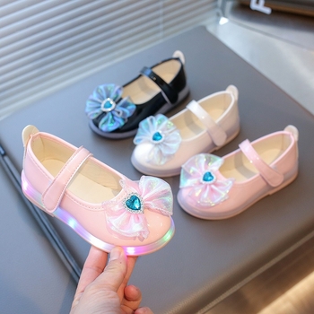 Tüdrukute printsessikingad 2025. aasta kevadel uued välklambiga helendava lipsuga rhinestones väikese tüdruku kingad ruudukujulise suuga väikesed nahast kingad