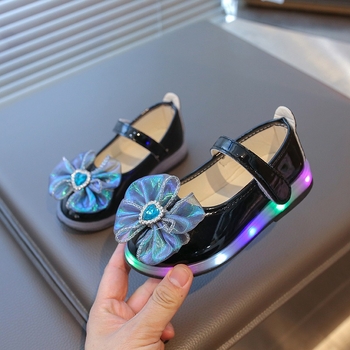 Tüdrukute printsessikingad 2025. aasta kevadel uued välklambiga helendava lipsuga rhinestones väikese tüdruku kingad ruudukujulise suuga väikesed nahast kingad