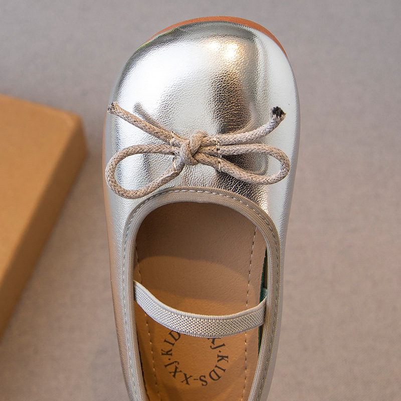 Детски малки кожени обувки 2025 Пролет и есен Нови корейски стил за момичета с мека подметка и панделки Бебешки неплъзгащи се модни обувки