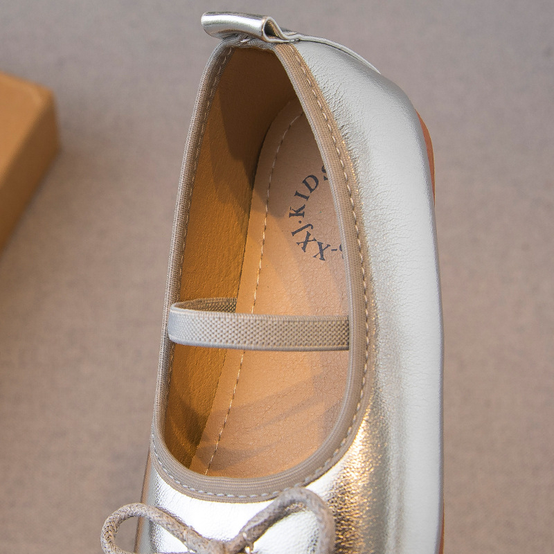 Детски малки кожени обувки 2025 Пролет и есен Нови корейски стил за момичета с мека подметка и панделки Бебешки неплъзгащи се модни обувки