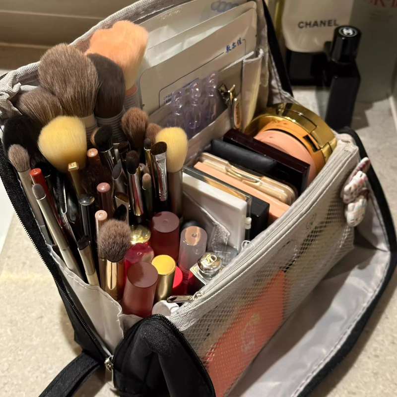 2025. gada jauna lielas ietilpības saliekamā kosmētikas soma, sieviešu ceļojumu kosmētikas pārnēsājama uzglabāšanas soma, rokas kosmētikas otu soma