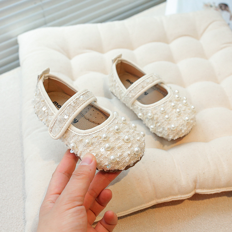 Amazon jaunu mazuļu meiteņu modes pērļu pavasara vienvietīgie apavi korejiešu princeses mīkstās zoles mazi ādas apavi bērnu apavi sieviešu apavi