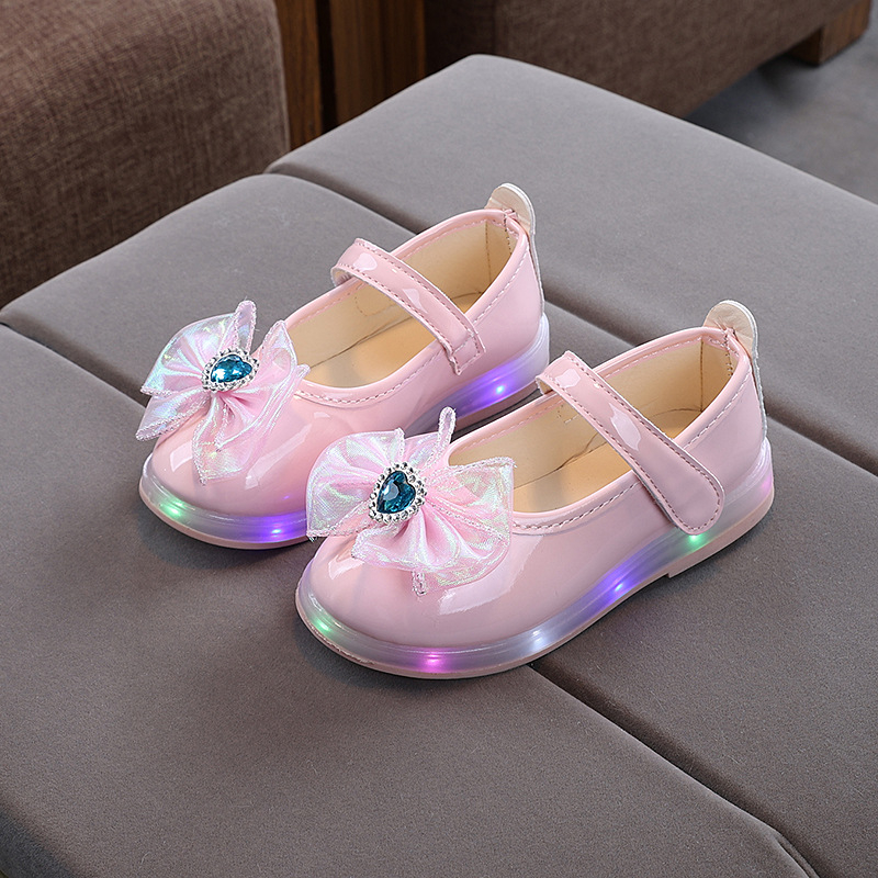 Meiteņu princeses apavi 2025. gada pavasarī un rudenī, jauni, zibspuldzes gaismā mirdzoši bantītes ar rhinestones formas mazo meiteņu apavi kvadrātveida mutē mazi ādas apavi