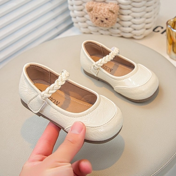 Tüdrukute nahast kingad 2025. aasta kevadised ühekordsed kingad Korea stiilis pehme tallaga laste printsessikingad lihtsad kõikvõimalikud kandilised suukingad