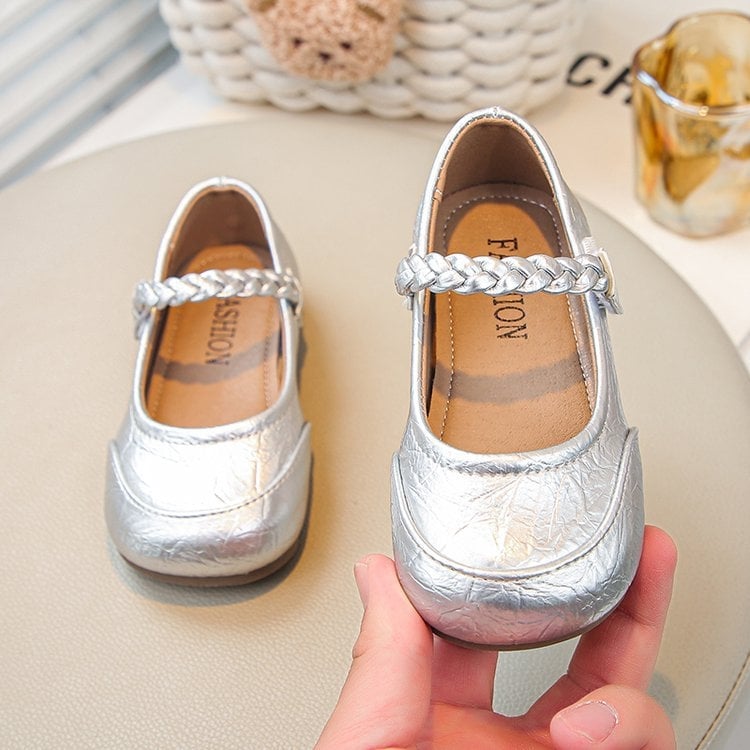 Tüdrukute nahast kingad 2025. aasta kevadised ühekordsed kingad Korea stiilis pehme tallaga laste printsessikingad lihtsad kõikvõimalikud kandilised suukingad