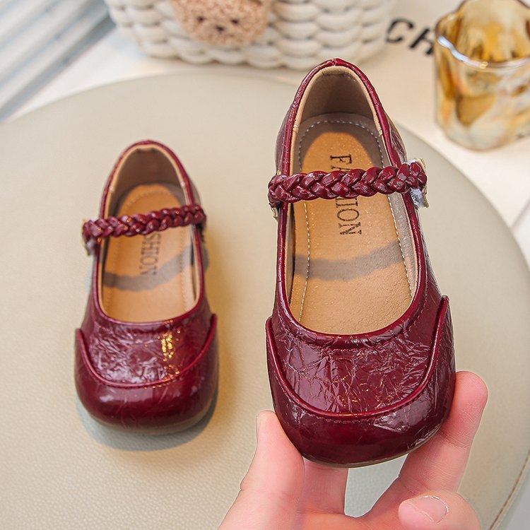 Tüdrukute nahast kingad 2025. aasta kevadised ühekordsed kingad Korea stiilis pehme tallaga laste printsessikingad lihtsad kõikvõimalikud kandilised suukingad