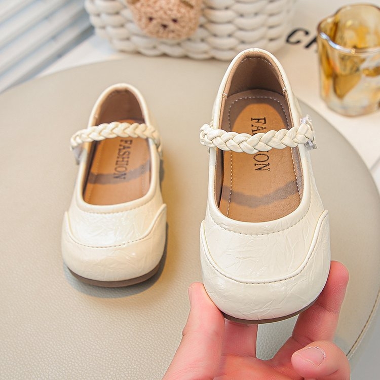 Tüdrukute nahast kingad 2025. aasta kevadised ühekordsed kingad Korea stiilis pehme tallaga laste printsessikingad lihtsad kõikvõimalikud kandilised suukingad