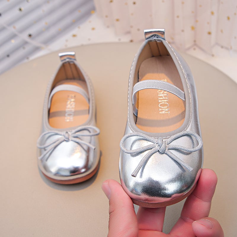 Детски малки кожени обувки 2025 Пролет и есен Нови корейски стил за момичета с мека подметка, принцесни обувки с панделка, неплъзгащи се модни еднослойни обувки