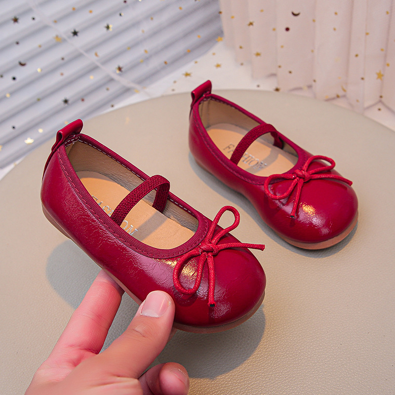 Детски малки кожени обувки 2025 Пролет и есен Нови корейски стил за момичета с мека подметка, принцесни обувки с панделка, неплъзгащи се модни еднослойни обувки