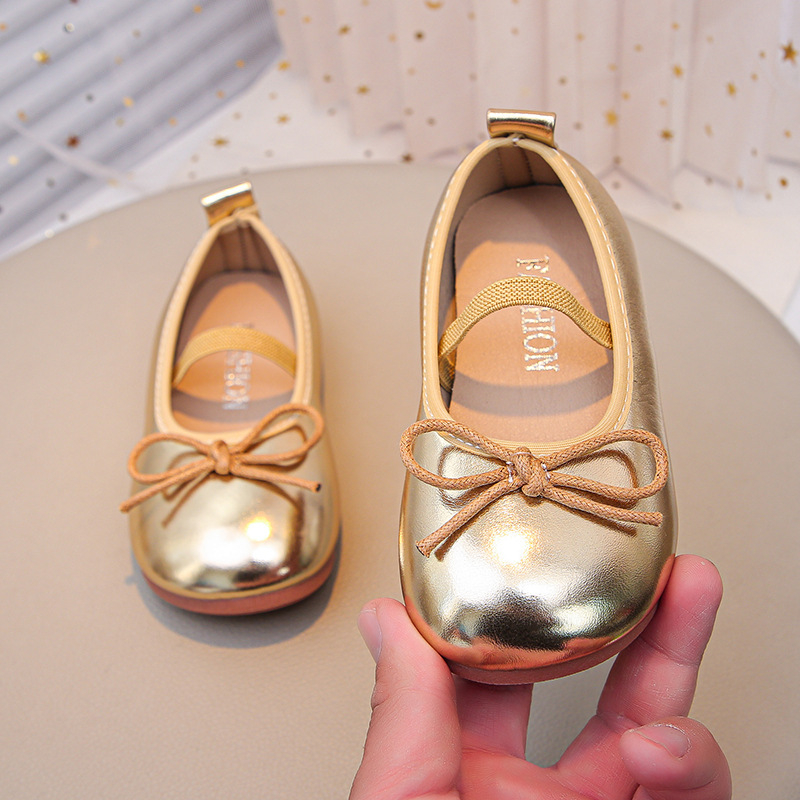 Детски малки кожени обувки 2025 Пролет и есен Нови корейски стил за момичета с мека подметка, принцесни обувки с панделка, неплъзгащи се модни еднослойни обувки