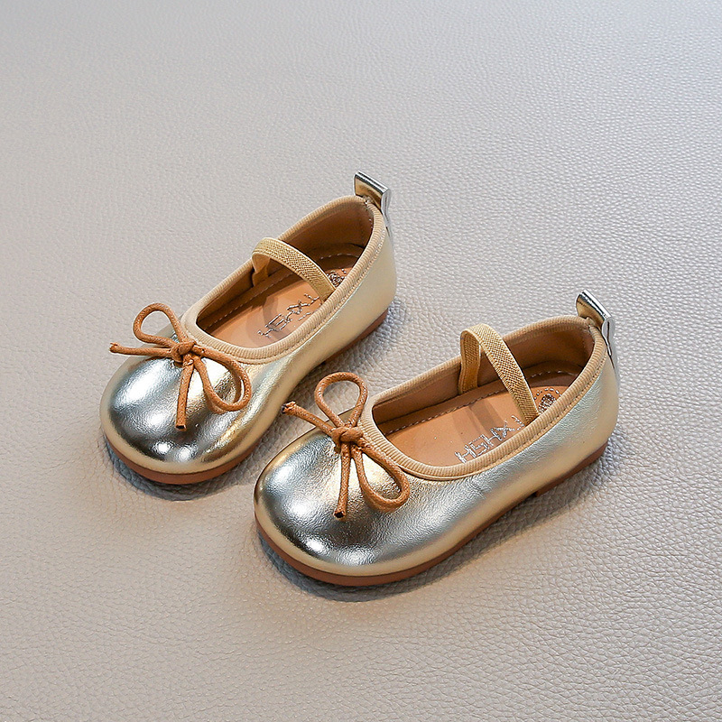 Детски малки кожени обувки 2025 Пролет и есен Нови корейски стил за момичета с мека подметка и панделки Бебешки неплъзгащи се модни обувки