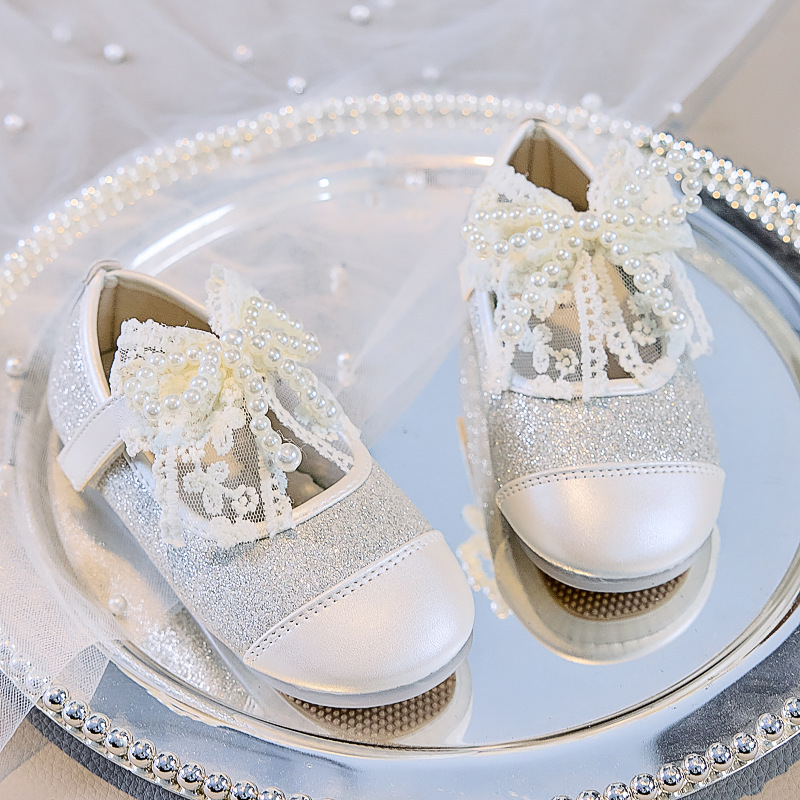 Момичета 2025 Нови летни обувки Baotou с мека подметка, лъскави единични обувки с перлена панделка, модни универсални кожени обувки
