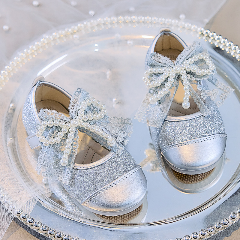 Момичета 2025 Нови летни обувки Baotou с мека подметка, лъскави единични обувки с перлена панделка, модни универсални кожени обувки