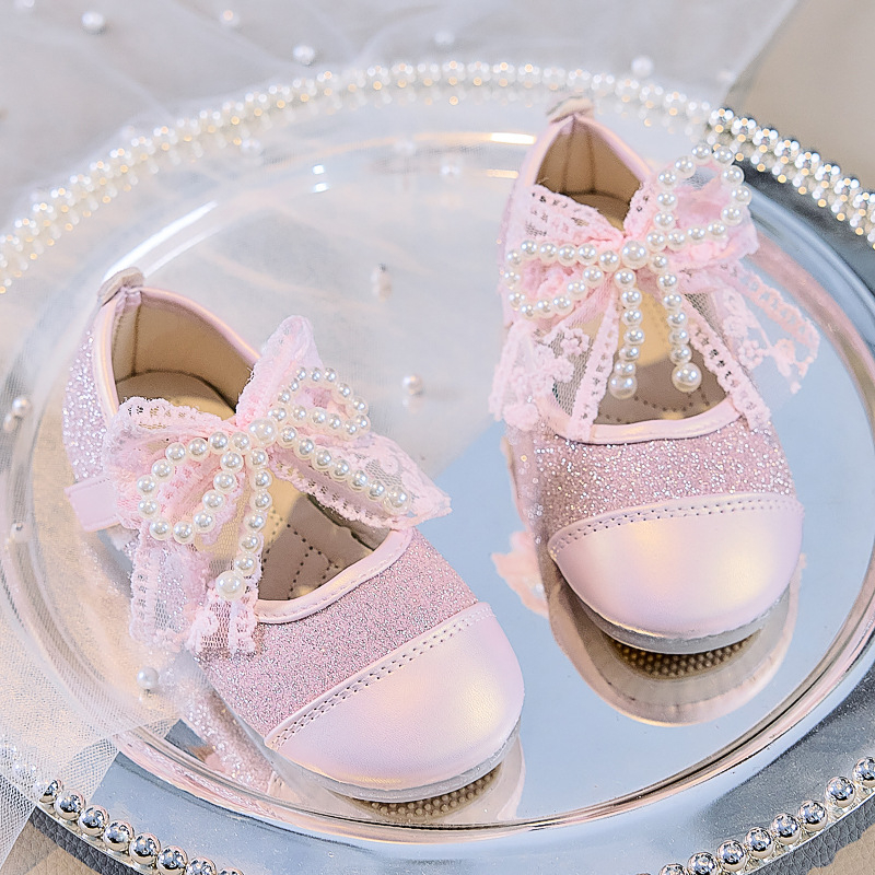 Момичета 2025 Нови летни обувки Baotou с мека подметка, лъскави единични обувки с перлена панделка, модни универсални кожени обувки