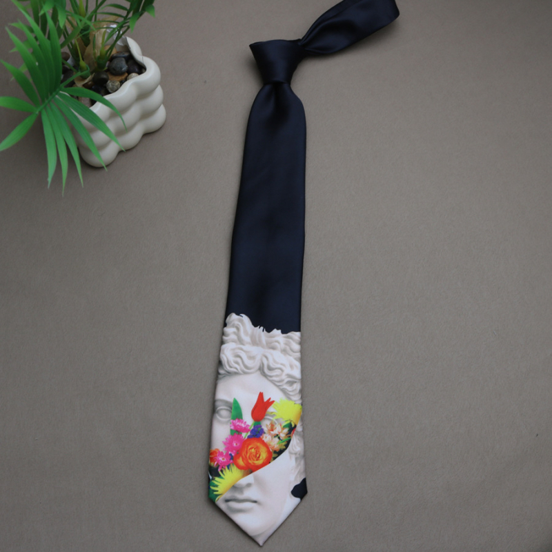 Jautra apdrukāta mākslīgā zīda mākslinieciska kaklasaite vīriešiem, daudzpusīga, moderna, ikdienišķa jupija melni zila, ar rokām sieta kaklasaite