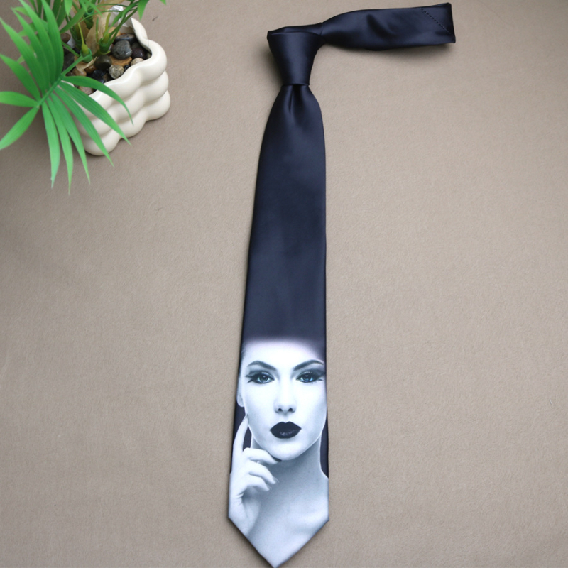 Jautra apdrukāta mākslīgā zīda mākslinieciska kaklasaite vīriešiem, daudzpusīga, moderna, ikdienišķa jupija melni zila, ar rokām sieta kaklasaite