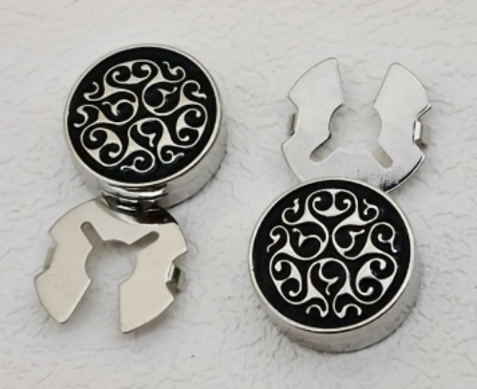 Sąsagų aksesuarai, kūrybingi mėlyno rašto sagos vyrams ir moterims, verslo prancūziški juodos ir baltos spalvos taškeliai, dekoratyvinės sagos, kaklaraiščio segtukas