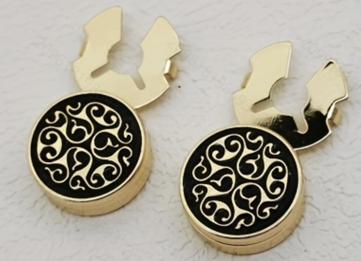 Sąsagų aksesuarai, kūrybingi mėlyno rašto sagos vyrams ir moterims, verslo prancūziški juodos ir baltos spalvos taškeliai, dekoratyvinės sagos, kaklaraiščio segtukas