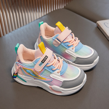 Tüdrukute spordijooksujalatsid sügiseks 2024. Uued saabumised. Kõikidele mängudele sobivad hingavad pehme põhjaga laste ja algkooliõpilaste nahast jooksujalatsid Tide`ile.