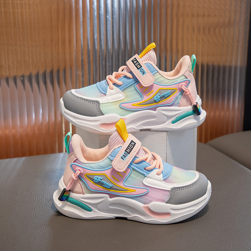 Tüdrukute spordijooksujalatsid sügiseks 2024. Uued saabumised. Kõikidele mängudele sobivad hingavad pehme põhjaga laste ja algkooliõpilaste nahast jooksujalatsid Tide`ile.