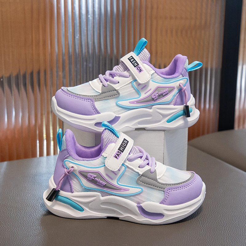 Tüdrukute spordijooksujalatsid sügiseks 2024. Uued saabumised. Kõikidele mängudele sobivad hingavad pehme põhjaga laste ja algkooliõpilaste nahast jooksujalatsid Tide`ile.