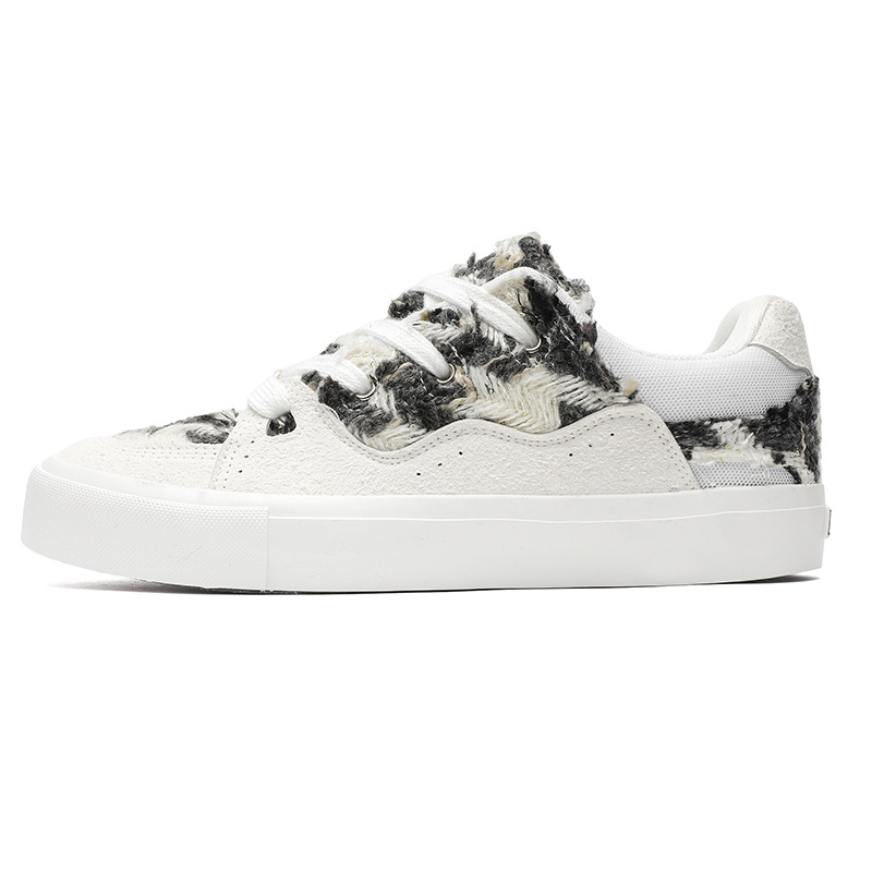 Vīriešu augstas kvalitātes jauni melnbalti pāris 2025 audekla nišas unisex dizaina ielāpu skrituļslidošanas apavi