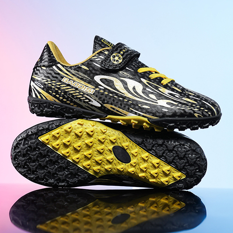 Bērnu futbola apavi ar lūzušiem nagiem, radzēm, meitenēm, zēniem un sākumskolas skolēniem, futbola treniņu apavi ar līplentēm un auklām. Pārrobežu vairumtirdzniecība.