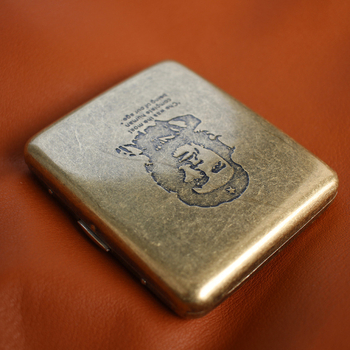 Uus 20-pakk metallist messingist sigaretiümbrist, millel on kinkekarp, millel on rõhukindel niiskuskindel meeste sigaretikaitsekarp