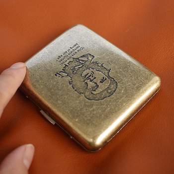 Uus 20-pakk metallist messingist sigaretiümbrist, millel on kinkekarp, millel on rõhukindel niiskuskindel meeste sigaretikaitsekarp