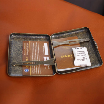 Uus 20-pakk metallist messingist sigaretiümbrist, millel on kinkekarp, millel on rõhukindel niiskuskindel meeste sigaretikaitsekarp