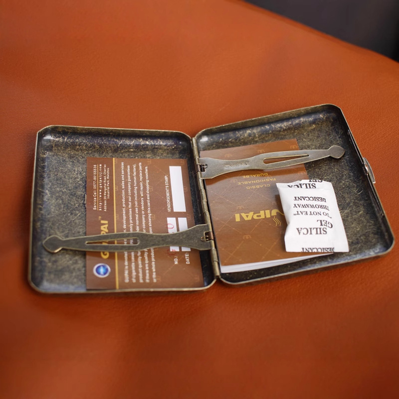 Uus 20-pakk metallist messingist sigaretiümbrist, millel on kinkekarp, millel on rõhukindel niiskuskindel meeste sigaretikaitsekarp