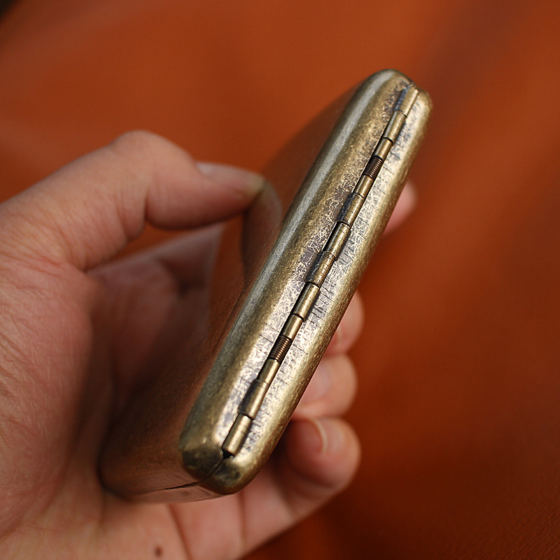 Uus 20-pakk metallist messingist sigaretiümbrist, millel on kinkekarp, millel on rõhukindel niiskuskindel meeste sigaretikaitsekarp