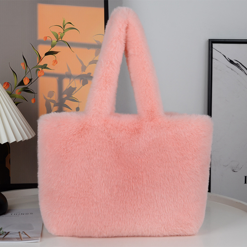„TikTok“ to paties stiliaus didelės talpos pliušinis krepšys moterims, rudens ir žiemos pūkuotas nešiojamas vieno peties pliušinis krepšys, skirtas įvairiems rungtynėms