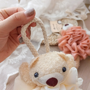 Lõuna-Korea kaubamärgi Arirang käsitsi valmistatud vannilillest armsa karunukuga koomiksivannipalli mullivõrku pole lilli kerge lahti lasta.