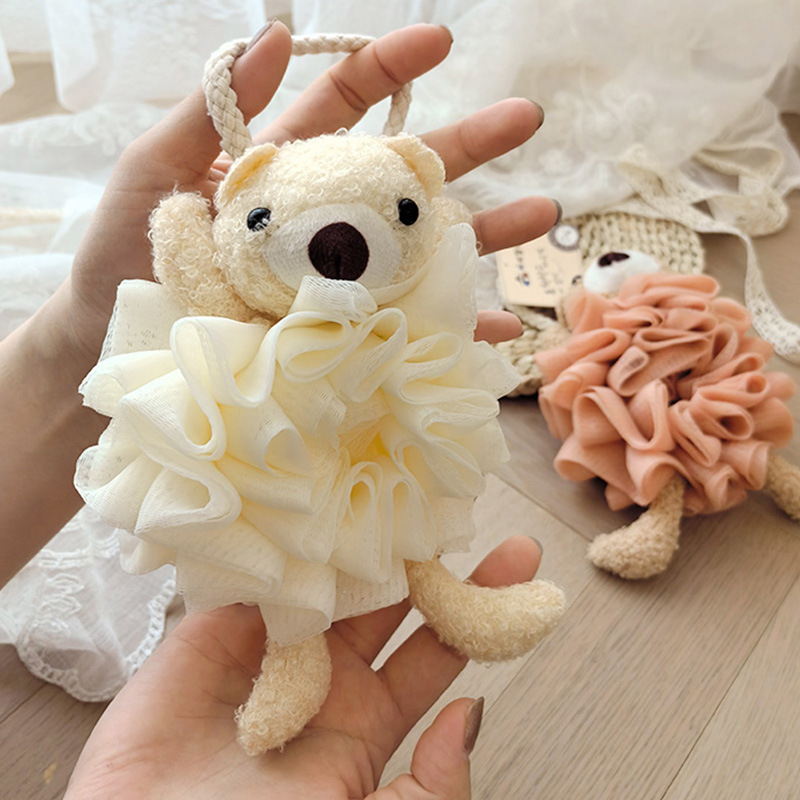 Lõuna-Korea kaubamärgi Arirang käsitsi valmistatud vannilillest armsa karunukuga koomiksivannipalli mullivõrku pole lilli kerge lahti lasta.