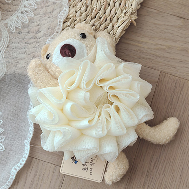 Lõuna-Korea kaubamärgi Arirang käsitsi valmistatud vannilillest armsa karunukuga koomiksivannipalli mullivõrku pole lilli kerge lahti lasta.