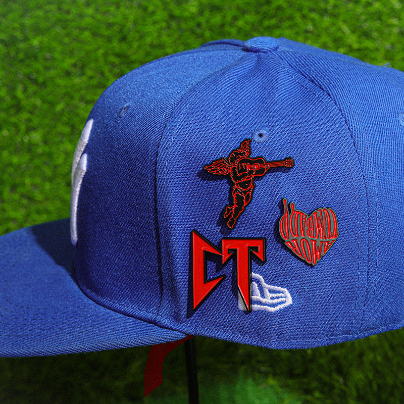 Europos ir Amerikos tarpvalstybinis kūrybinis animacinis raidės CT stiliaus ženklelis suasmenintas raudonas kupidonas su metaliniais aksesuarais ir skrybėlių ženkleliu