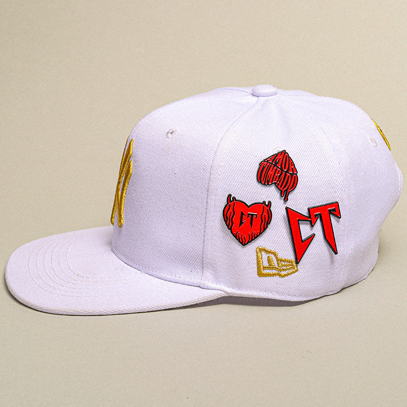 Europos ir Amerikos tarpvalstybinis kūrybinis animacinis raidės CT stiliaus ženklelis suasmenintas raudonas kupidonas su metaliniais aksesuarais ir skrybėlių ženkleliu