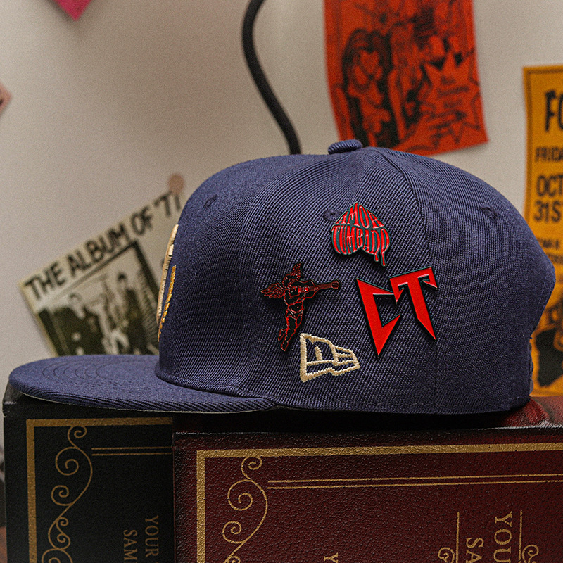 Europos ir Amerikos tarpvalstybinis kūrybinis animacinis raidės CT stiliaus ženklelis suasmenintas raudonas kupidonas su metaliniais aksesuarais ir skrybėlių ženkleliu