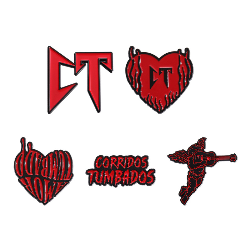 Europos ir Amerikos tarpvalstybinis kūrybinis animacinis raidės CT stiliaus ženklelis suasmenintas raudonas kupidonas su metaliniais aksesuarais ir skrybėlių ženkleliu