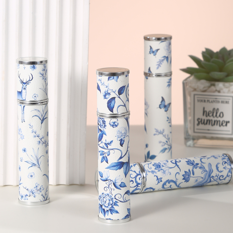 10 ml ėriuko odos kiniško stiliaus mėlynos ir baltos spalvos porceliano odos stiklinis kvepalų buteliukas su spauda, aukštos klasės nešiojamas kelioninis purškimo buteliukas